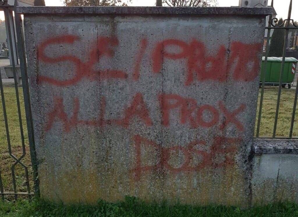 Vandali a Cislago: imbrattati i muri del cimitero Immagine WhatsApp 2024 11 06 ore 11.37.14 53b40d9d 1024x748