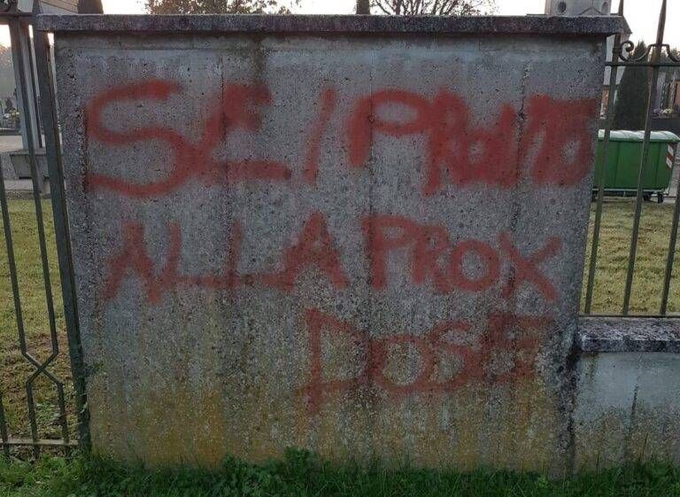 Vandali a Cislago: imbrattati i muri del cimitero Immagine WhatsApp 2024 11 06 ore 11.37.14 53b40d9d 768x561