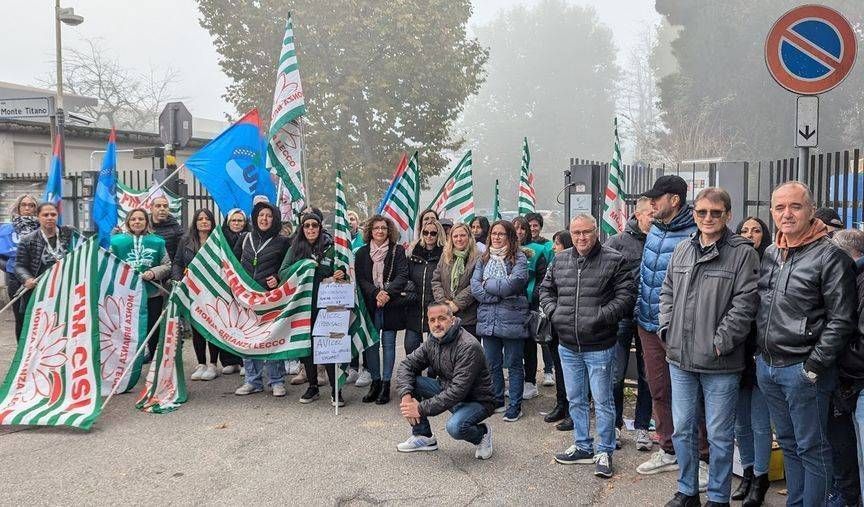 Limbiate, 27 licenziamenti su 70 dipendenti alla Avicel, presidio davanti all’azienda Limbiate avicel sciopero