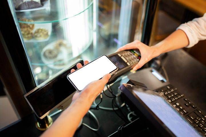 Problemi con il bancomat, anche oggi pagamenti difficili con le carte, cosa sta succedendo? bancomat pagamrnti pos problemi