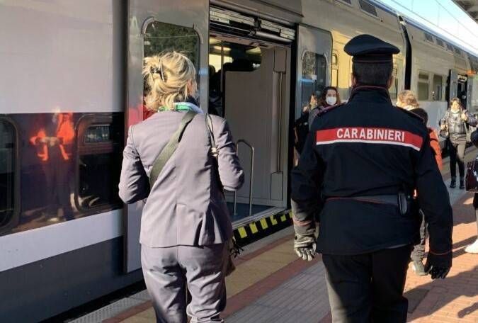 Rissa con la mazza sul treno fra Saronno e Rovello Porro carabinieri treno stazione 1068x601 1
