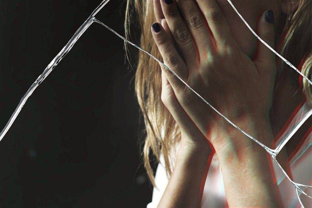 Eventi week-end: da “Mille volte tua” ad Arese alla “Festa della Castagna” a Garbagnate depressed woman with cracked glass effect 1024x683