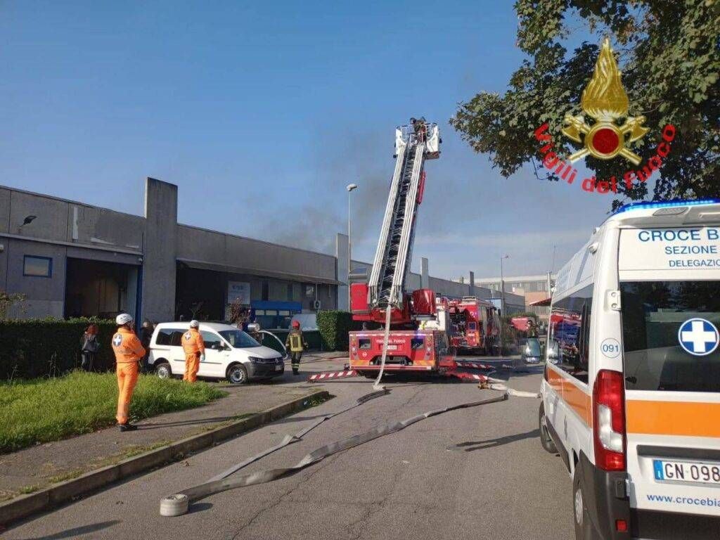 Incendio in ditta a Cesano Maderno, fumo visibile sulla Milano-Meda incendio cesano maderno fumo milano-meda