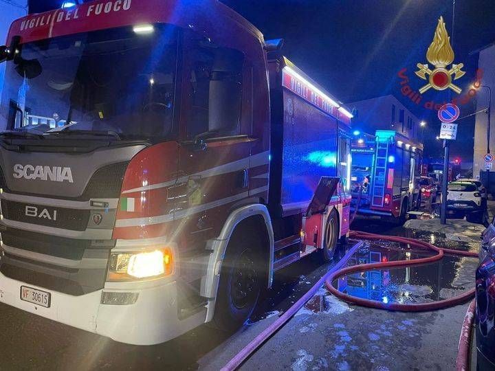 Incendio palazzina a Milano, dieci persone evacuate | VIDEO incendio palazzina milano