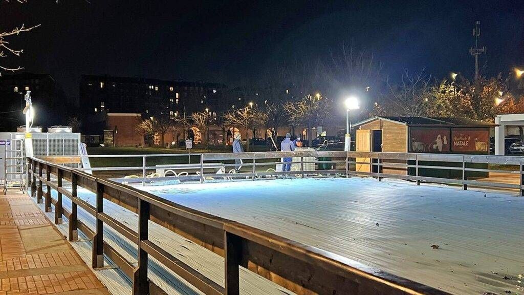 Paderno, il Comune cerca un gestore per la pista di pattinaggio (anche sintetica): previsti anche eventi e luminarie di Natale pista pattinaggio paderno 1024x576
