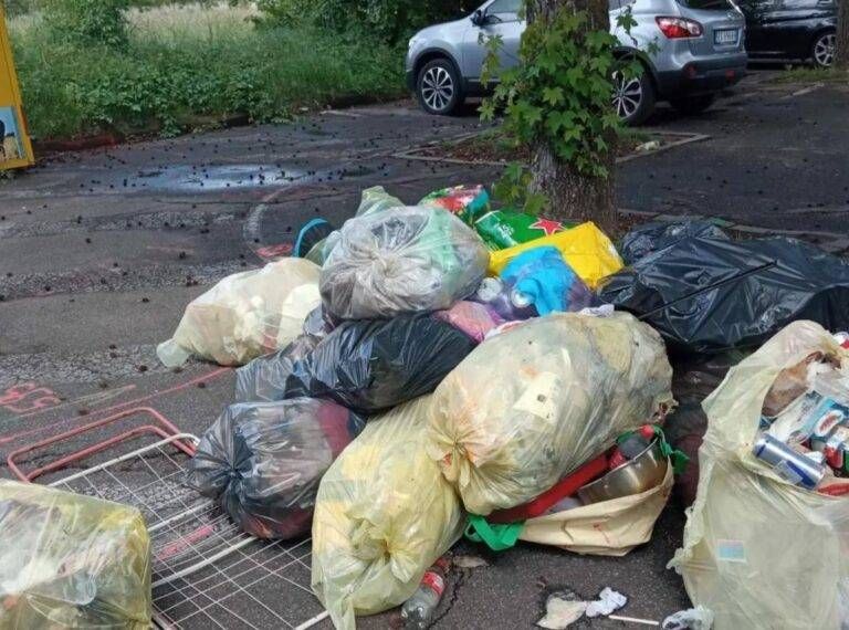 Caronno, vigili appostati in borghese per scovare chi non fa la differenziata rifiuti cimitero 768x570