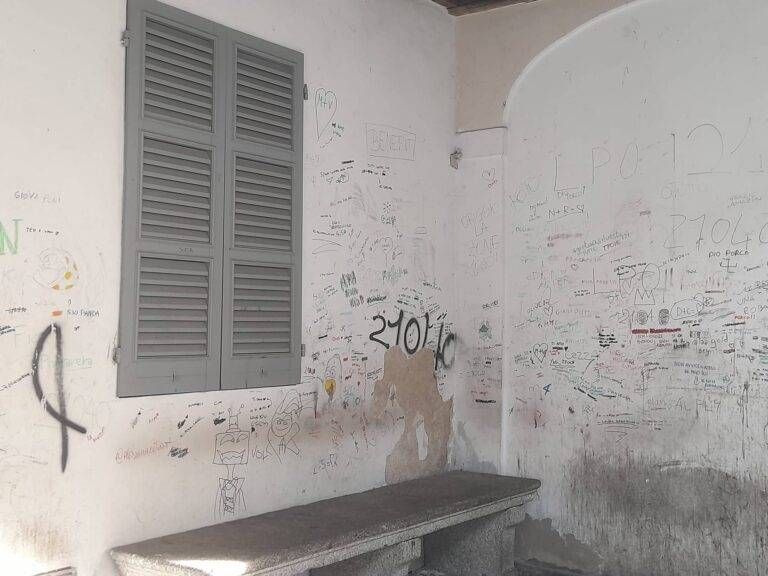 Scritte e inciviltà, al parco di Origgio arrivano le telecamere scritte villa borletti 768x576
