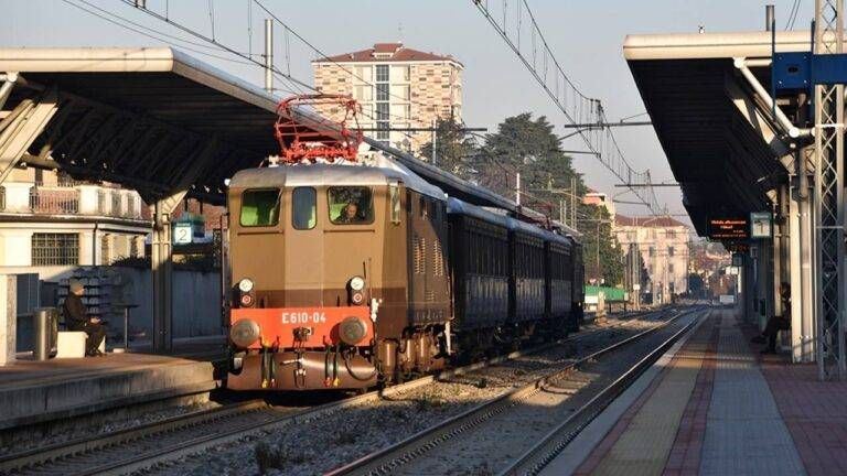 La strenna di Trenord, dove vedere il treno storico pieno di regali strenna fnm treno storico 768x432