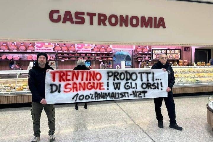 Blitz degli animalisti all’Esselunga di Solaro, slogan contro il Trentino Aimalisti solaro trentino