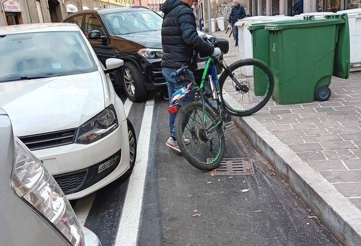Bollate, auto e furgoni bloccano le nuove piste ciclabili in centro bollate ciclabile via magenta
