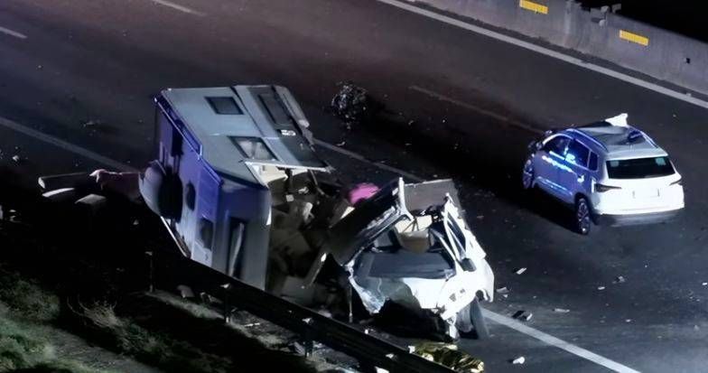 Camper contromano in autostrada a Gallarate, schianto con un taxi, morta una donna, due feriti gravi camper contromano taxi