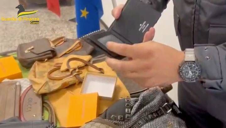 Borse, portafogli e scarpe firmate, tutto falso venduto online, denunciata donna di Cermenate | VIDEO Cermenate falsi