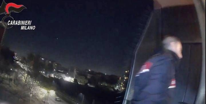 Ladri in casa, proprietario li vede con le telecamere e li fa arrestare | VIDEO furto telecamere carabinieri
