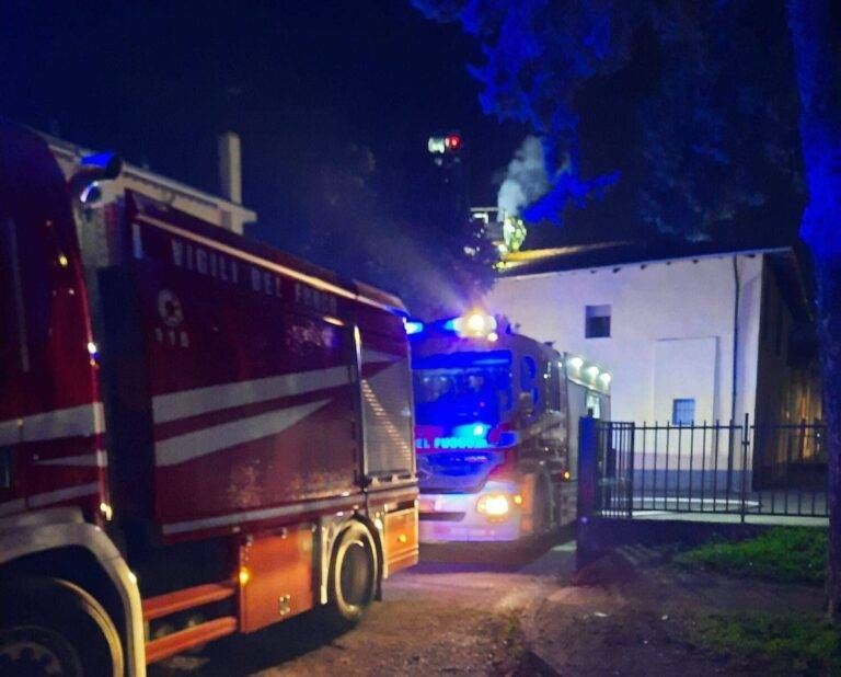 Incendio a Cesate, vigili del fuoco sul tetto di un’abitazione incendio cesate