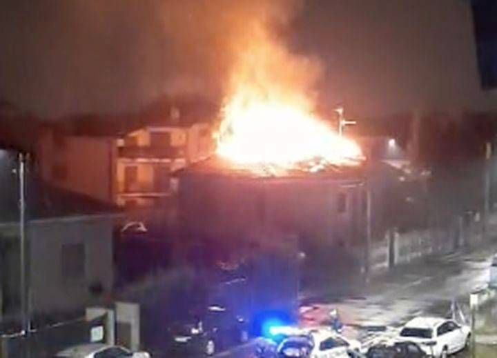 Incendio a Limbiate, a fuoco il tetto di un’abitazione | VIDEO incendio Limbiate