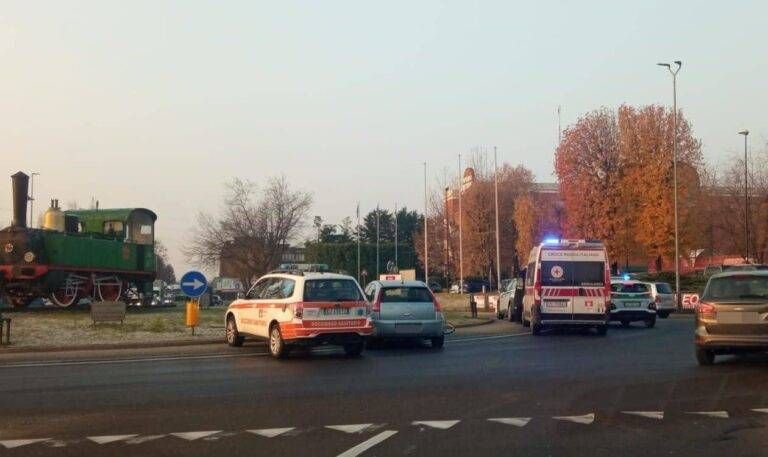 Incidente a Saronno, donna in bicicletta investita da auto Saronno incidente rotonda