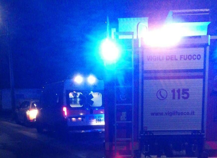 Incidente nella notte a Solaro, auto ribaltata e 2 giovani in ospedale vigili fuoco notte