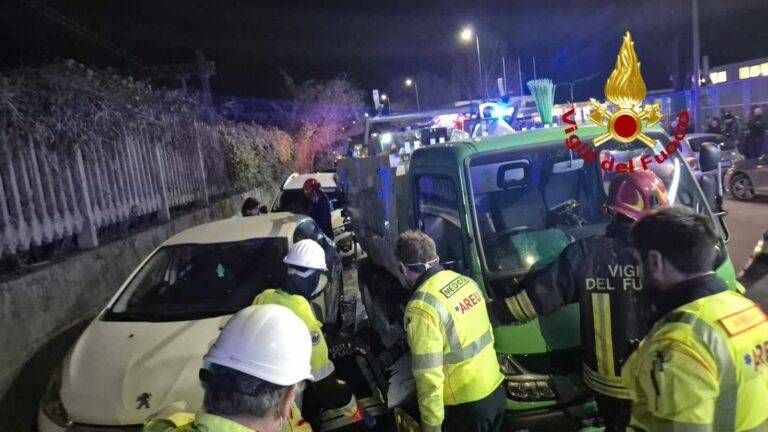 Morto sul lavoro la vigilia di Natale a Milano, operaio dell’Amsa schiacciato dal suo camion morto lavoro milano