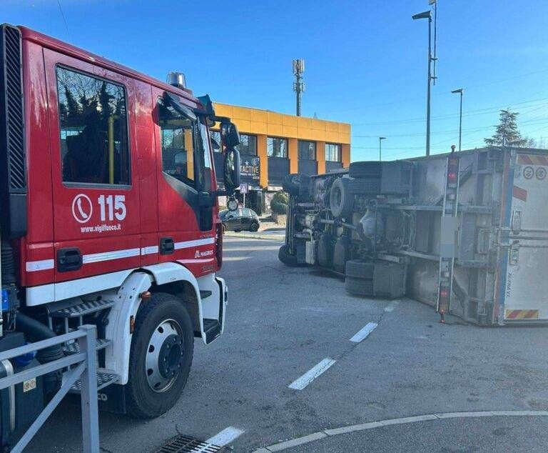 Incidente sulla Varesina a Cislago, camion rovesciato su un fianco incidente cislago camion
