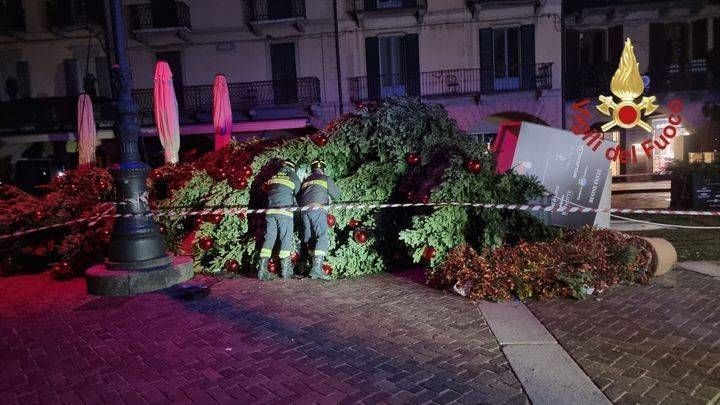 Vento forte, crolla albero di Natale in piazza Duomo a Como como albero natale