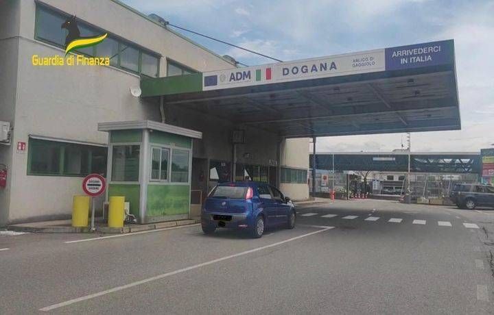 “Qualcosa da dichiarare?” Una condanna da scontare e 530mila euro di evasione, arrestato al confine tra Italia e Svizzera dogana italia svizzera
