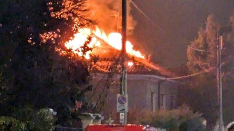Incendio a Limbiate, le tegole come proiettili da un tetto di via Battisti: pensionato e cane tra le fiamme incendio limbiate via battisti 768x432