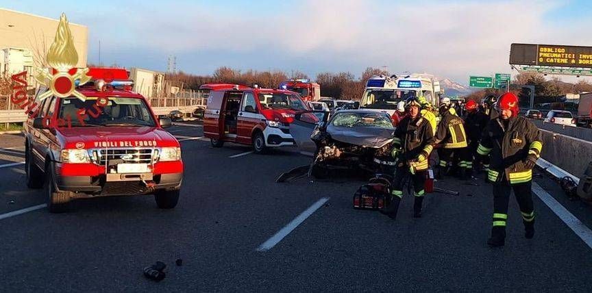 Incidente in autostrada a Turate, 5 feriti, atterra l’elicottero incidente autostrada turate elicottero