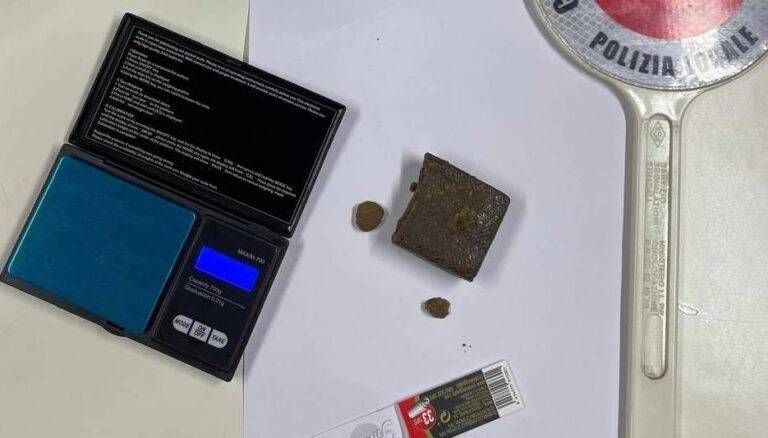 Paderno, vede la polizia locale e si disfa dell’hashish: denunciato 20enne di Varedo paderno denunciato hashsih 768x438