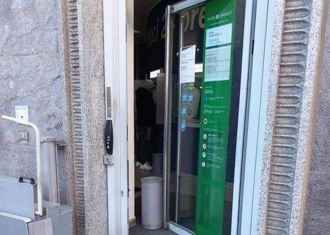 Bollate, donna intrappolata dal bancomat la mattina di Santo Stefano Bollate donna intrappolata bancomat
