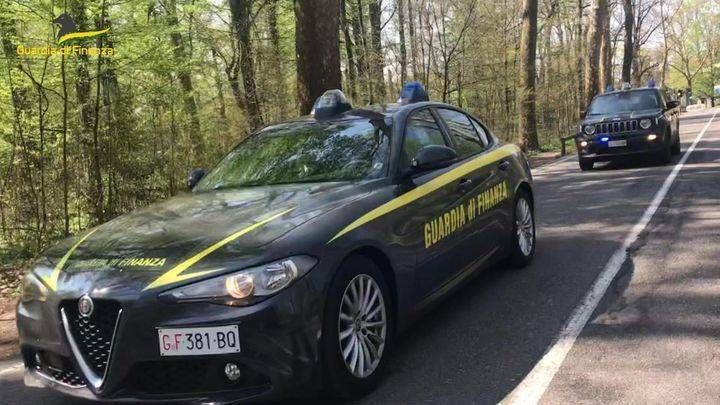 Truffa con le auto comprate a rate, 14 arresti in provincia di Monza e Brianza truffa auto guardia di finanza
