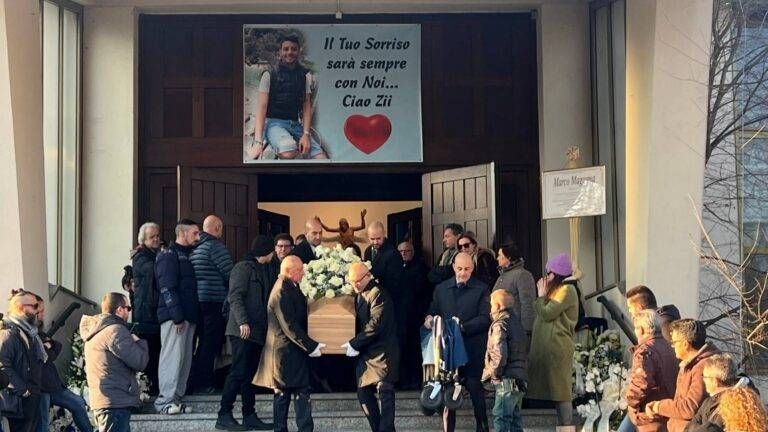 Marco Magagna, i funerali ad Arese: “Ucciso da una mano crudele e ingiusta” IMG 4083 scaled 1 768x432