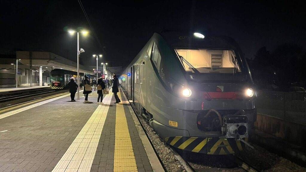 Trenord, aggressione notturna: capotreno e macchinista colpiti a Bovisio Masciago treno stazione