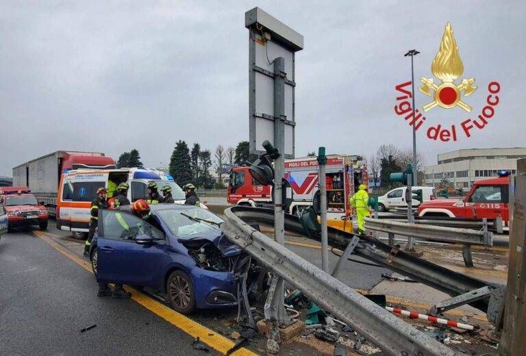 Contro la barriera in autostrada, grave incidente sulla A9, Telepass bloccato incidente autostrada