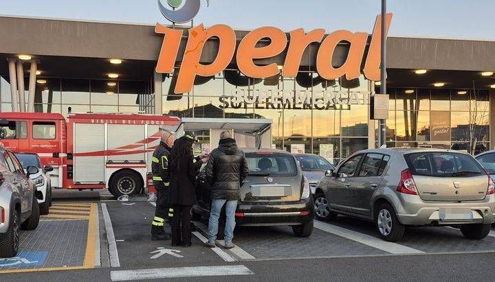 Auto chiusa fuori dal supermercato, intervento dei Vigili del fuoco auto chiusa vigili fuoco