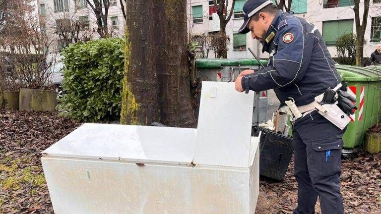 Paderno, abbandona un frigorifero sotto casa: pensionato denunciato dalla polizia locale Paderno abbandona frigorifero 768x432