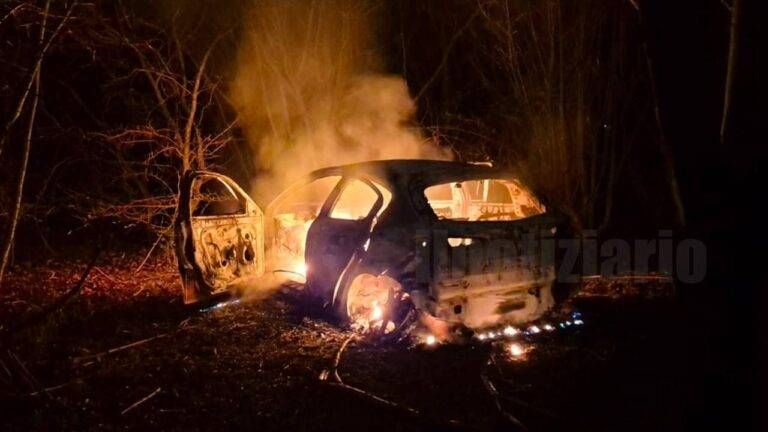 Milano-Meda, auto incendiata tra i rovi: giallo tra Paderno e Nova Milanese | VIDEO auto incendiata paderno 768x432