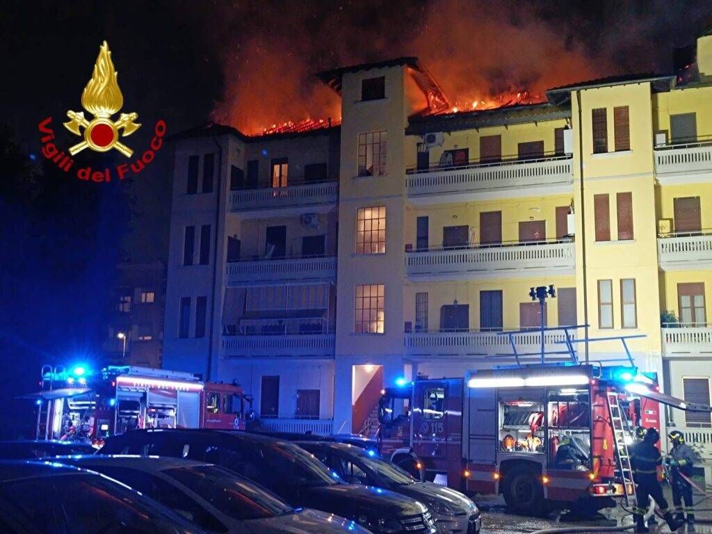 Maxi incendio a Corsico, evacuato intero condominio | VIDEO incendio corsico