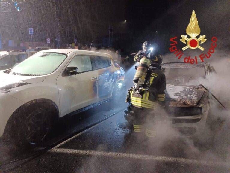 Incendio nel parcheggio, auto distrutta dalle fiamme a Cermenate incendio parcheggio cermenate