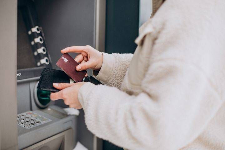 Rapina a Saronno: pensionato derubato all’uscita dal Bancomat saronno rapina bancomat