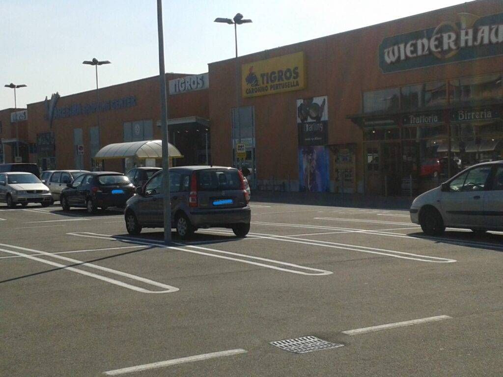 Caronno: rubano il telefono alla moglie, insegue i ladri tigros CANCELLARE LE TARGHE 1 1024x768