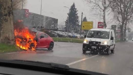 Incidente a Saronno, auto contro albero secolare: Audi in fiamme 8326cf7a 7e1d 4741 ae1d c6cf05d95428