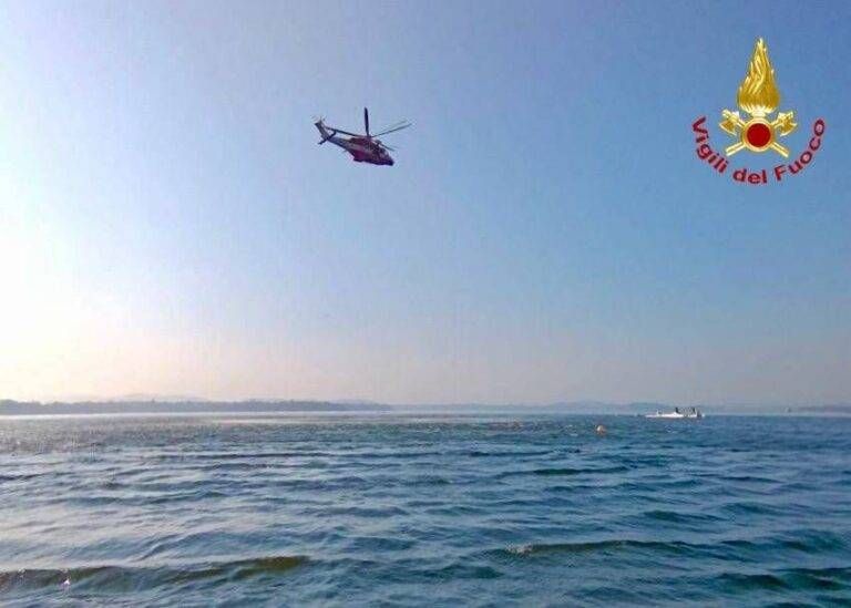 Varese, aliante precipita nel lago: pilota salvato dai soccorritori Aliante Varese