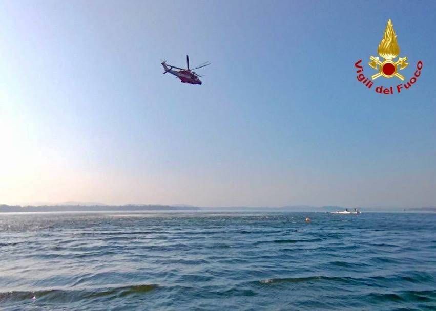 Varese, aliante precipita nel lago: pilota salvato dai soccorritori Aliante Varese