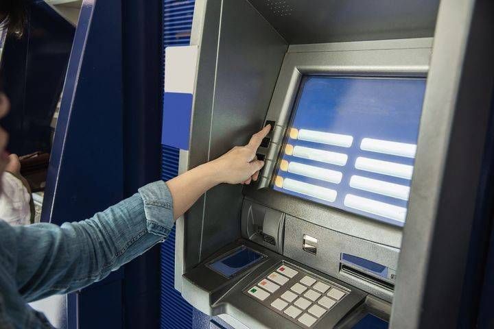 Conti svuotati dopo prelievo al Bancomat, altri casi tra Bollate e Arese Bancomat