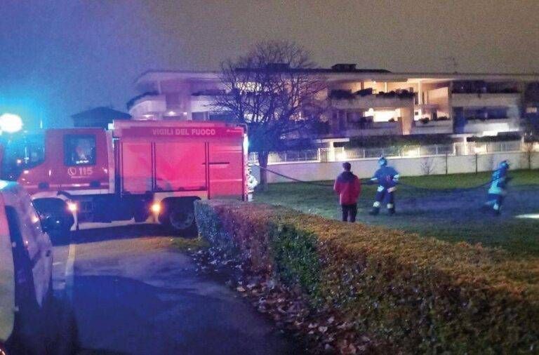 Bollate, vandali piromani incendiano il gioco per bimbi nel parco Bollate incendiano gioco parco