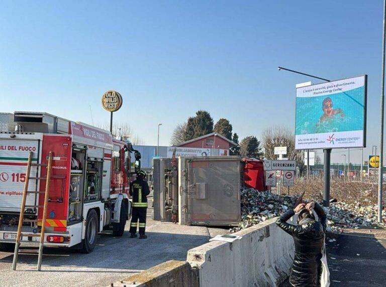 Camion ribaltato sulla Varesina, traffico in tilt tra Saronno e Gerenzano camion ribaltato Saronno Gerenzano