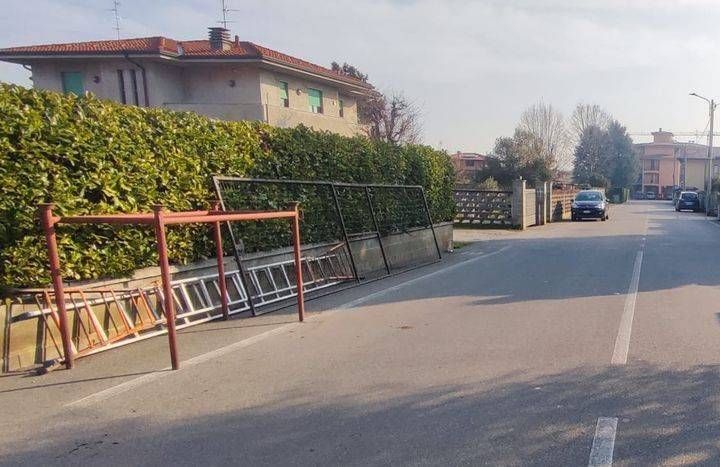 Cogliate, strade sbarrate per l’assalto di notte al supermercato Il materiale usato dai ladri per sbarrare la strada a Cogliate