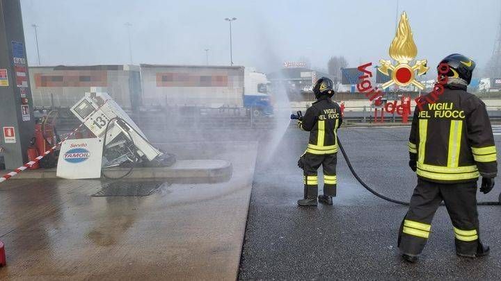 Camion in manovra abbatte colonnina Gpl nell’area di servizio sull’autostrada Milano-Como colonnina gpl