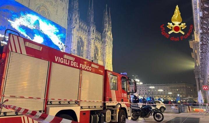 Milano, fumo nel negozio, evacuato H&M in Duomo | FOTO H&M fumo vigili fuoco