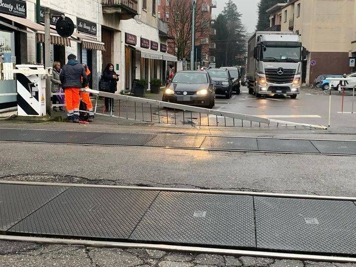 Paderno Dugnano, abbattute le sbarre del passaggio a livello, circolazione dei treni in tilt Paderno Dugnano passaggio a livello